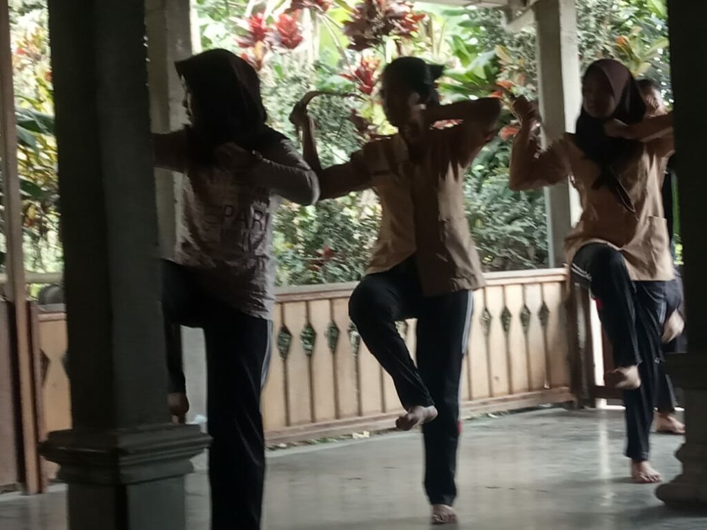 Anak anak asyik menari