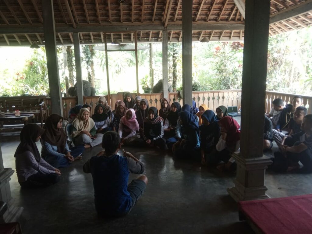 Pelatihan life skill untuk anak lereng merapi
