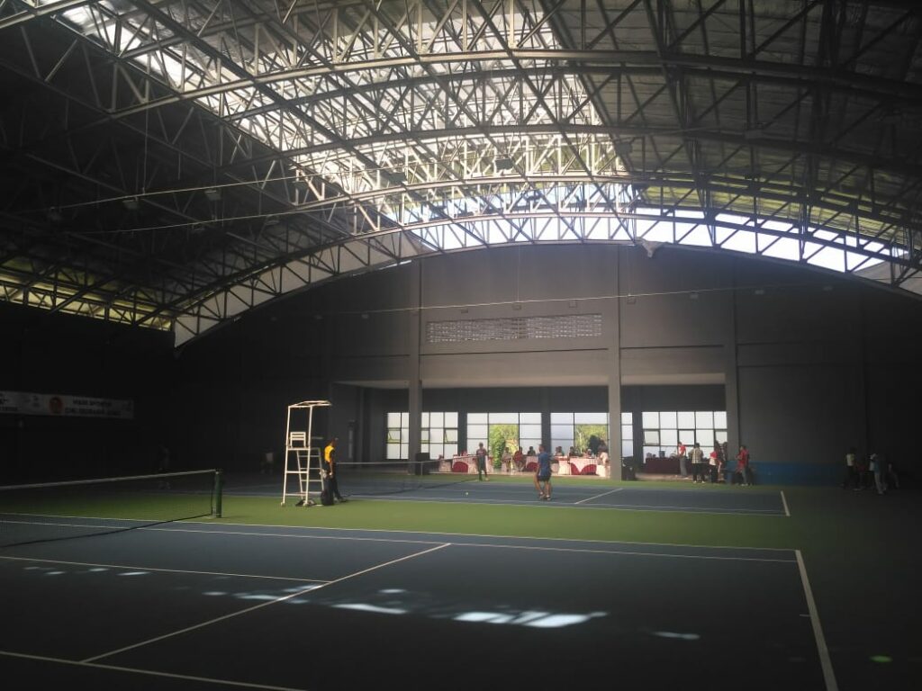 lapangan tenis moncer serius
