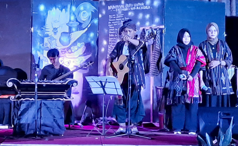 konser merajut bunyi munir syalala