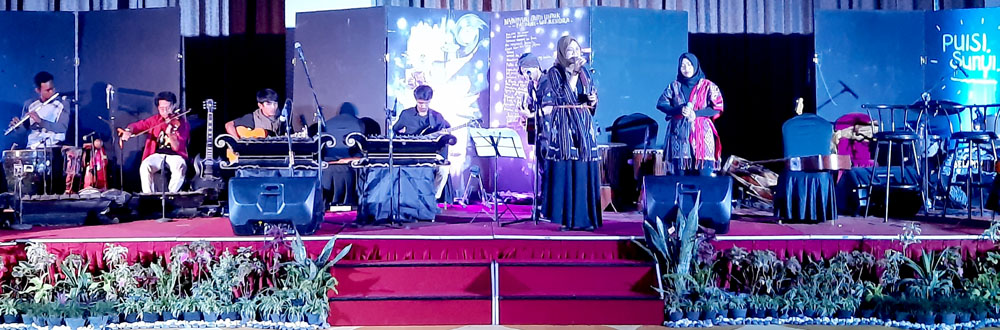 Konser Musikalisasi Puisi Merajut Bunyi bersama Munir Syalalala