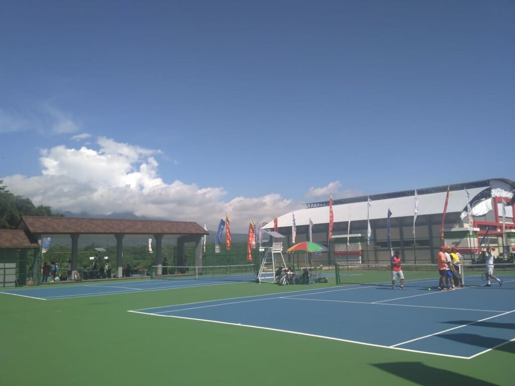 lapangan tenis moncer serius