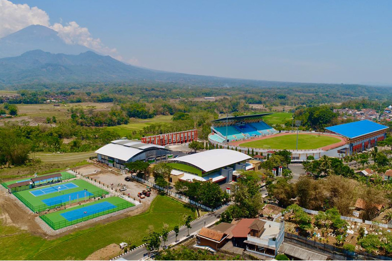 lapangan tenis moncer serius