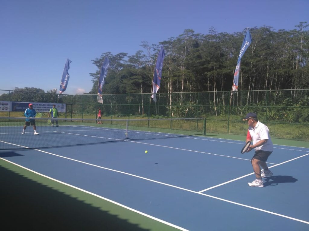 lapangan tenis moncer serius