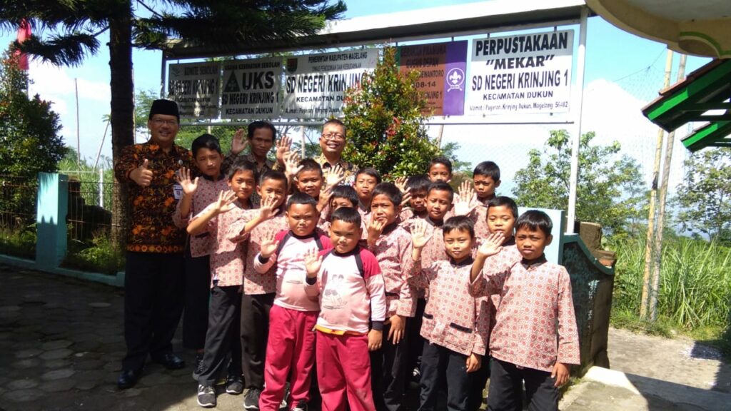 erupsi gunung merapi anak-anak tetap sekolah