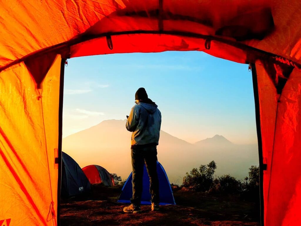 spot tenda di puncak gunung andong