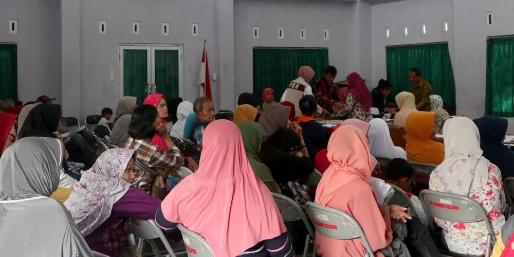 antri di layanan BNI gergerak penerima manfaat pkh kks