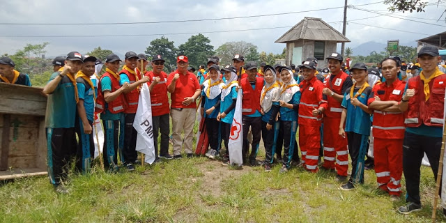 foto bersama usai pelantikan anggota pmr smk kesdam