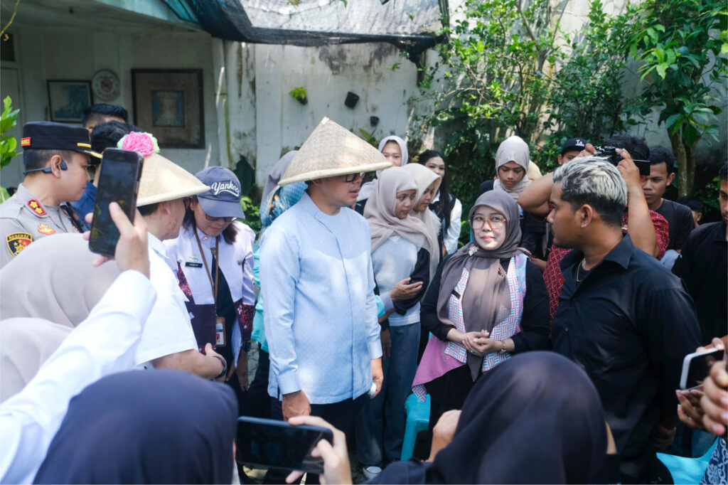 Wamendagri Bima Arya Puji Kampung Iklim dan Angkot Jempol Kota Magelang. 13